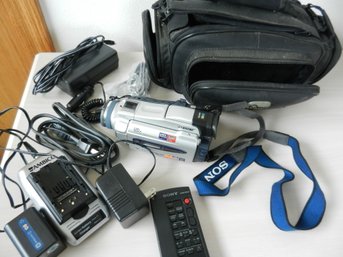 SONY DCR TRV18 Mini DV Digital Video Camcorder With Accessories     D33
