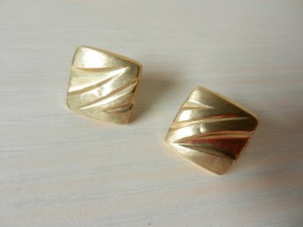 Vintage 14k Gold Patterned Square Pierced Earrings  (DT7)