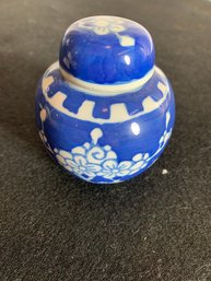 Vntg Blue And White Porcelain Ginger Jar