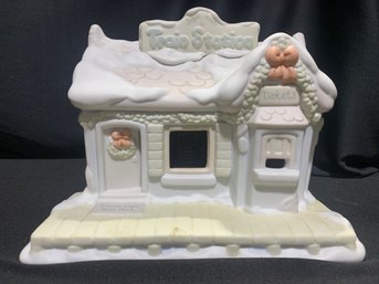 PRECIOUS MOMENTS Enesco Collection Sugartown Lighted Porcelain Train Station 8 In Tall By 10 In Wide. In Origi