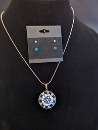SILVER TONE NECKLACE WITH PLASTIC MILLEFIORI STYLE PENDANT AND 2 PAIRS 80S EARRINGS - BLUE STONE SILVER BEAD