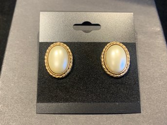 Vintage Gold Tone Oval Pearl Style Earrings