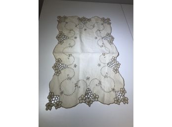 Detailed Table Runner Place Mat