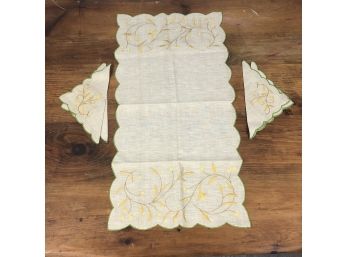 Vintage Linen Table Runner W/4 Napkins