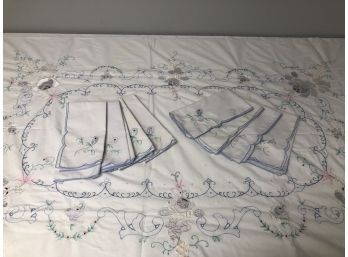Gorgeous Vintage Embroidered Tablecloth W/8 Napkins