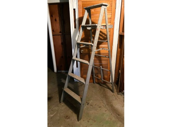 C/ Gray Painted 4-step Wood Ladder