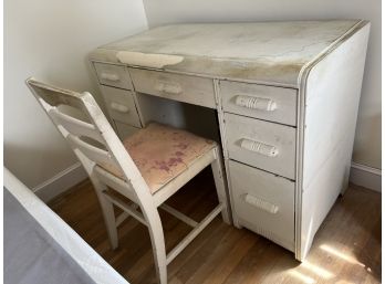 BR/D - White Painted Wood Vintage Student Desk & Chair