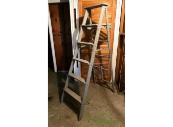 C/ Gray Painted 4-step Wood Ladder