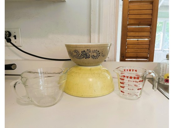 K/ Kitchen 2 Bowls & 2 Measuring Cups - Pyrex, Anchor Hocking, Fire King....