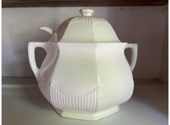 P/ Creamy White Ceramic Octagonal Shaped Soup Tureen W/cover & Ladle