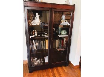 LR/ Handsome Vintage Dark Wood Bookcase W/2 Glass Front Doors & Key