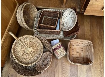 DR/  Pretty Bundle Of Assorted Baskets