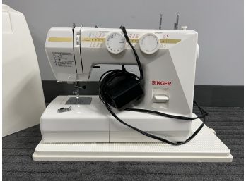 White Singer Portable Sewing Machine W/Hard Carry Case