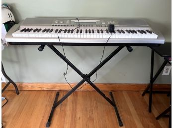LR/ Casio WK-200 Portable 76 Key Electric Keyboard On An Adjustable Folding Stand
