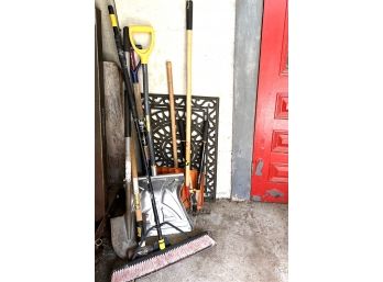 O/ 10 Pc Bundle Of Handled Yard Lawn Tools & A Black Rubber Door Mat