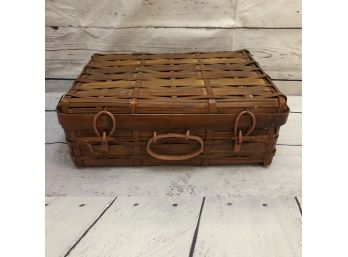 Hinged Basket With Toggle Closure And Handle