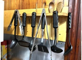 K/ 12 Pc Kitchen Tools & Utensils - 4 Wooden Spoons, 2 Tongs, 6 Black Handled Utensils