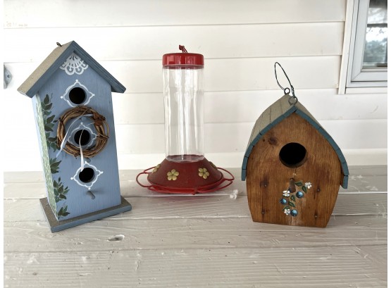 P/ For The Birds! 2 Cute Wood Bird Houses & 1 Plastic Hummingbird Feeder