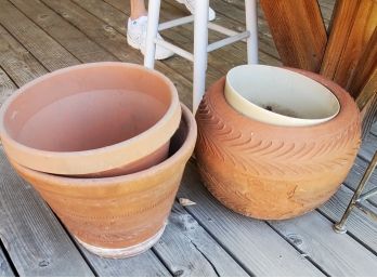 Set Of 2 Clay Pots With Plastic Inserts