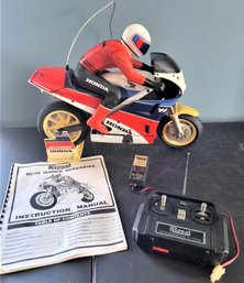 Lot - 113 - 1989 Royal RC30 Honda Superbike, Remote, Manual, Charger. Lg. Scale