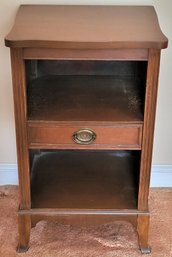 Lot 116 - Small Vintage Mahogany End Table Night Stand - 1940s
