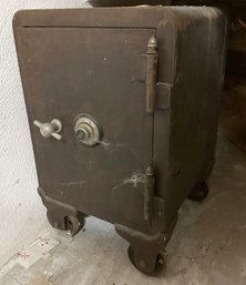 Lot 211 - YALE - Very Large Heavy Antique Safe
