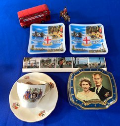 Lot 99SES - English London Lot Of Goodies Queen Elizabeth Vintage Souvenirs Matchbook
