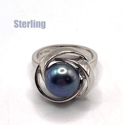 Lot 34: Sterling Silver Love Knot Authentic Grey Pearl Ring Size 7