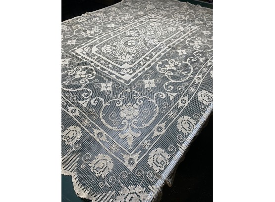 Lot 103 - Beautiful Antique Crocheted Lace Table Cloth