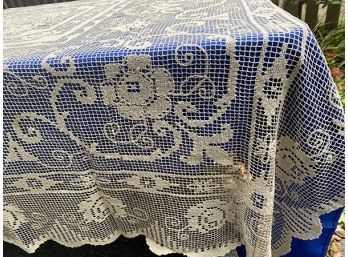 Lot 265 - Stunning Hand Made Vintage Crocheted Table Cloth 86x65