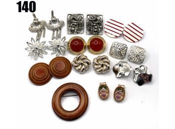 Lot 140 - Vintage Lot Of 10 Clip On Earrings Lot And 1 Wood Brooch Pin
