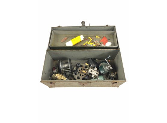 Vintage Tackle Box With Fishing Reels Including Daiwa, Heddon, Ocean City,  Zebco & More - #S2-1 #5467