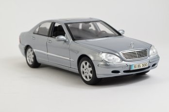 Mercedes Benz S-class S 5001:18 Scale Die-cast Model Car By Maisto