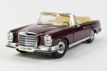 1966 Mercedes Benz 280SE 1:18 Scale Die-cast Model Car By Maisto