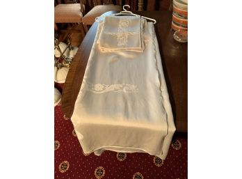 Banquet Table Cloth With 16 Napkins