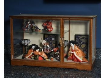 Japanese World Dolls & Display Case (CTF10)