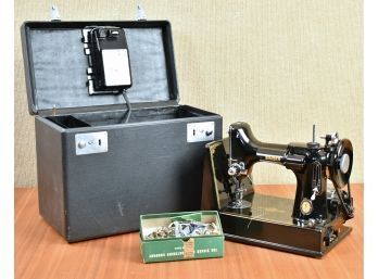 Singer Featherlight 221 Sewing Machine(CTF10)