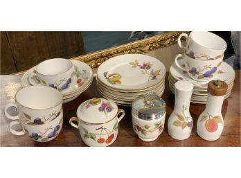 Royal Worcester Porcelain Set, Evesham Pattern  (CTF10)