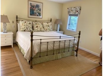 King Size Bed & Linens (CTF50)