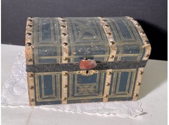 Antique Doll's Trunk (CTF10)