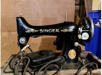 Vintage Singer Sewing Machine (CTF20)