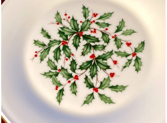 Six Lenox Mistletoe Plates (CTF10)