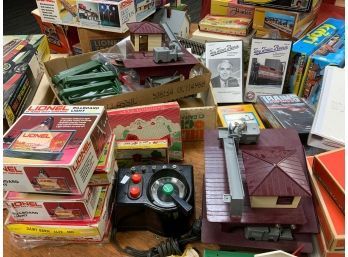 Large Collection Of Vintage Lionel And Other Train Accessories (CTF40)
