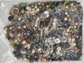 Large Lot Loose Beads, Antique To New, Snowhill Auctions, 120 Lots, Closes 2/8 At 8:15 PM ET