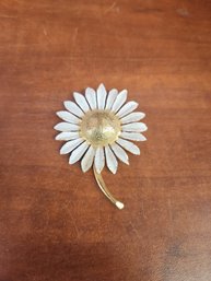 Gold Plated And Hand Painted Daisy Brooch Pin Broach