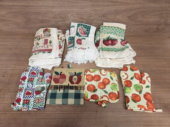 20 Piece Lot Of Apple Kitchen Decor Towels Potholders And Gloves