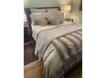 Queen Size Comforter Set, Bed Linens, Throw Pillows