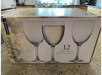 11 White Wine Glasses