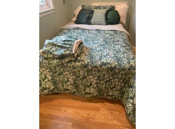 Queen Sized Bedding Set With Matching Valance