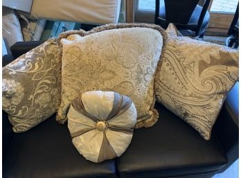 Four Pillows : Gold Pattern
